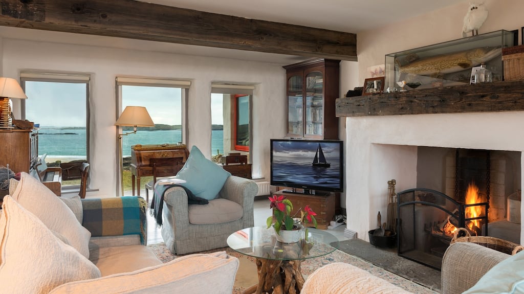 Tír na nÓg is a super-sized traditional Irish cottage on the shores of Connemara, about 10km from Clifden.