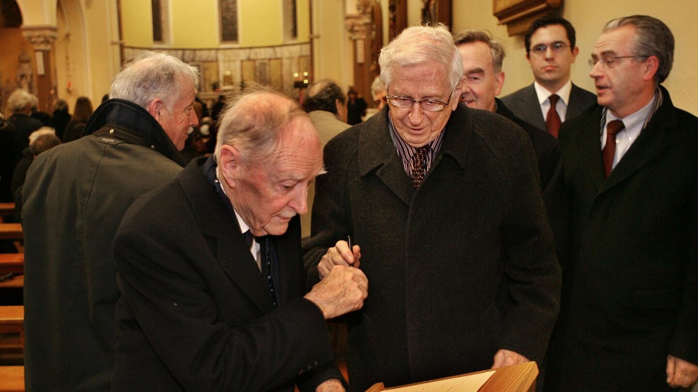 Former taoisigh Liam Cosgrave and Dr Garret FitzGerald sign a book of condolances at the removal service for Dr Conor Cruise O’Brien in the Church of the Assumption Howth in 2008. Photograph: Matt Kavanagh