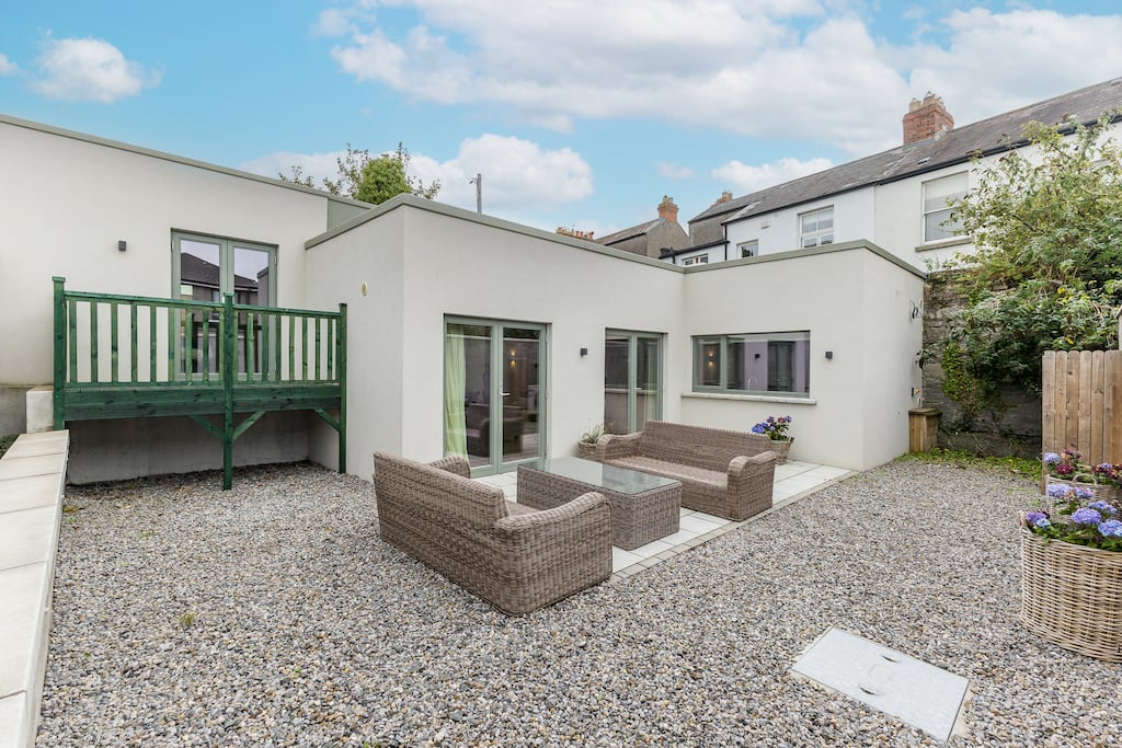 Garden and rear exterior of The Mews