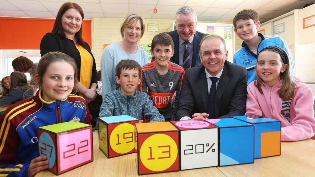 Edel Ní Chorráin as Foras na Gaeilge Deirble Nic Conghamhna, príomhoide Scoil Neasáin, Franz Schlindwein Izak9, an tAire Oideachais Scileanna Joe McHugh  agus Sadhbh Ní Mhóráin, Conor Ó Gallachóir, Dara Ó Cinnéide, Tadhg Ó Laochdha, Muireann Ní Dhálaigh.