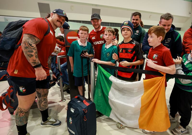 Andrew Porter poses with some Irish fans at Perth Airport. Photograph: Dan Sheridan/Inpho