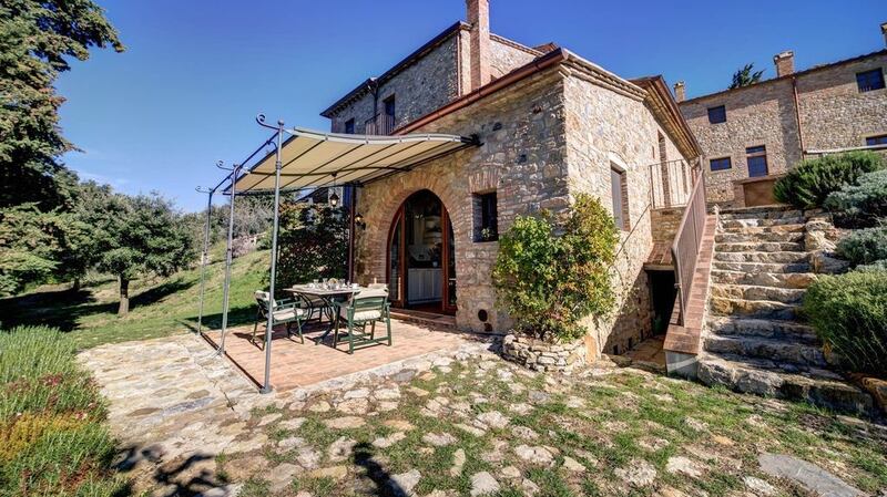 This Tuscan apartment has a shared swimming pool.