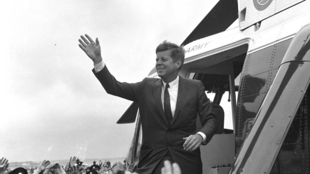 John F Kennedy ag fágáil na hÉireann sa bhliain 1963