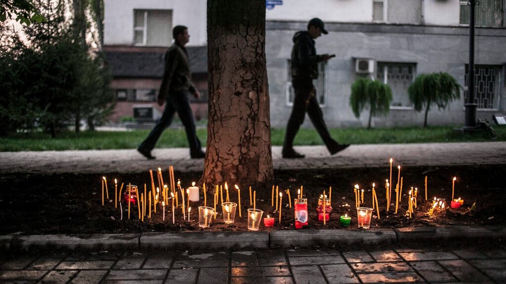 Candles outside a building belonging to the Urkainian intelligence service in Donetsk, eastern Ukraine yesterday. Photograph: Maysun/EPA
