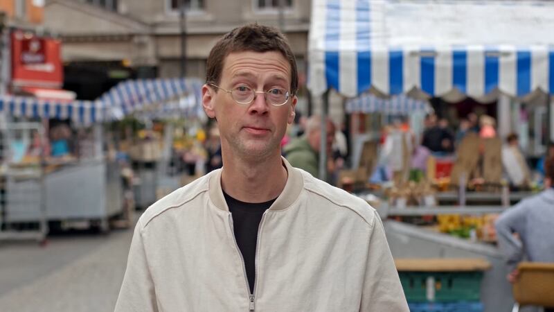 Manchán Magan: tugann an scríbhneoir agus craoltóir cuairt ar shuíomhanna ársa seandálaíochta agus catha ar fud na tíre.