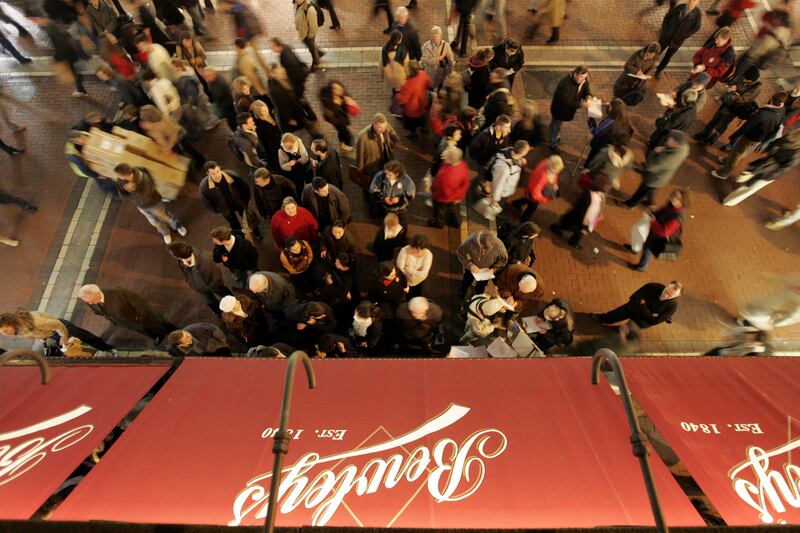 Bewley’s: crowds outside the Grafton Street coffee shop in 2004. Photographe: Dara Mac Dónaill