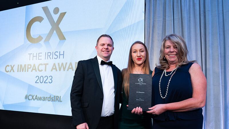 Agnieszka Jozwiak, awards judging co-ordinator, presents the CX champion award to Pat McDermott and Osna O'Connor, Bank of Ireland.
