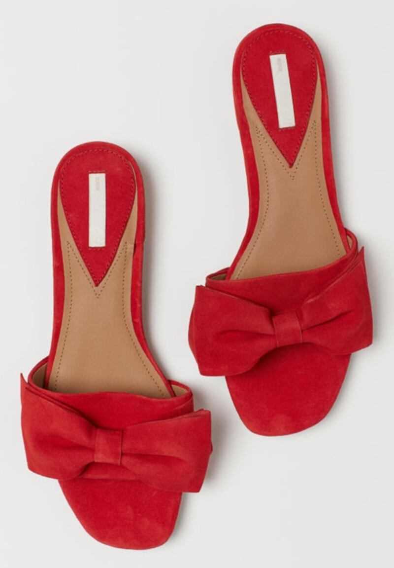 Red suede slides H + M. €39.99