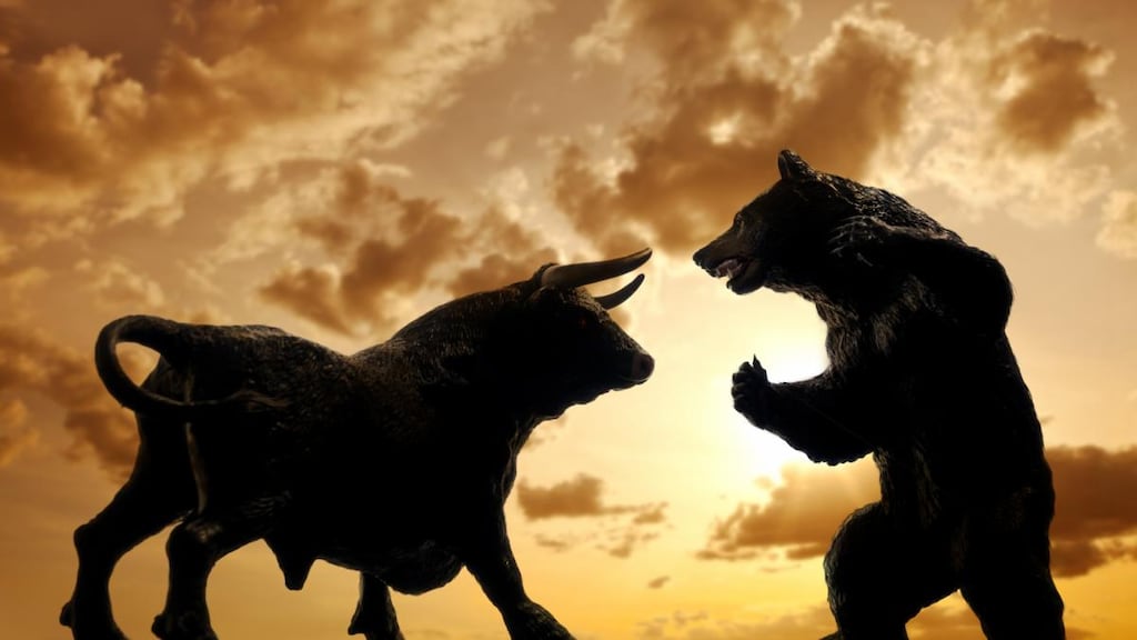 Bull and bear, symbolic beasts of market trend.