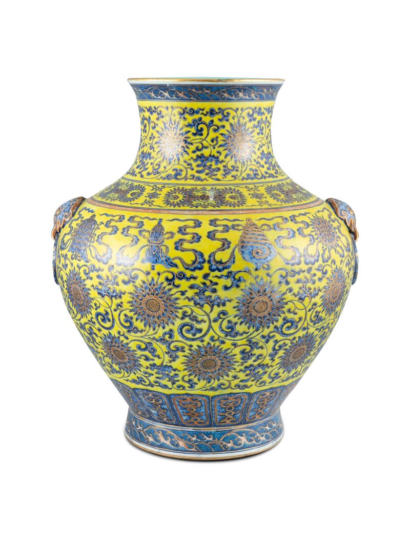 A very large porcelain vase, 20th century China (€6,000-€8,000).