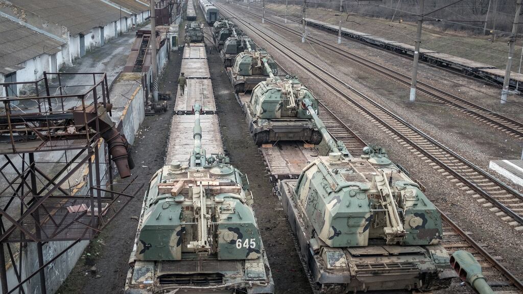 Russian howitzers are loaded on to carriages at Taganrog close to the border with Ukraine: The current disaster in Ukraine has long been predicted. Photograph: New York Times