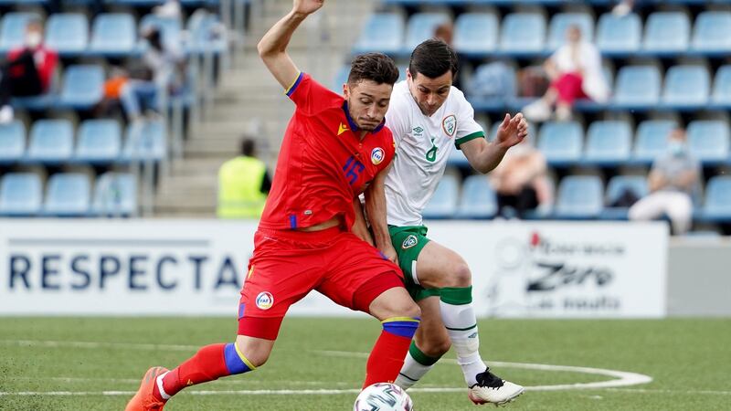 Josh Cullen battles with Alexandre Martínez Palau. Photo: Sergio Ruiz/Inpho