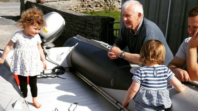 Maeve and Claire O’Halloran with dadó Máirtín and their dad David on Inis Mór