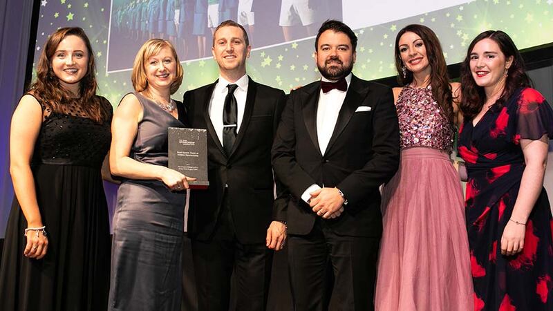 Colin O'Toole, Marketing Manager, Mondelez, presents the Best Sports Team or Athlete Sponsorship award to the Aer Lingus Team.