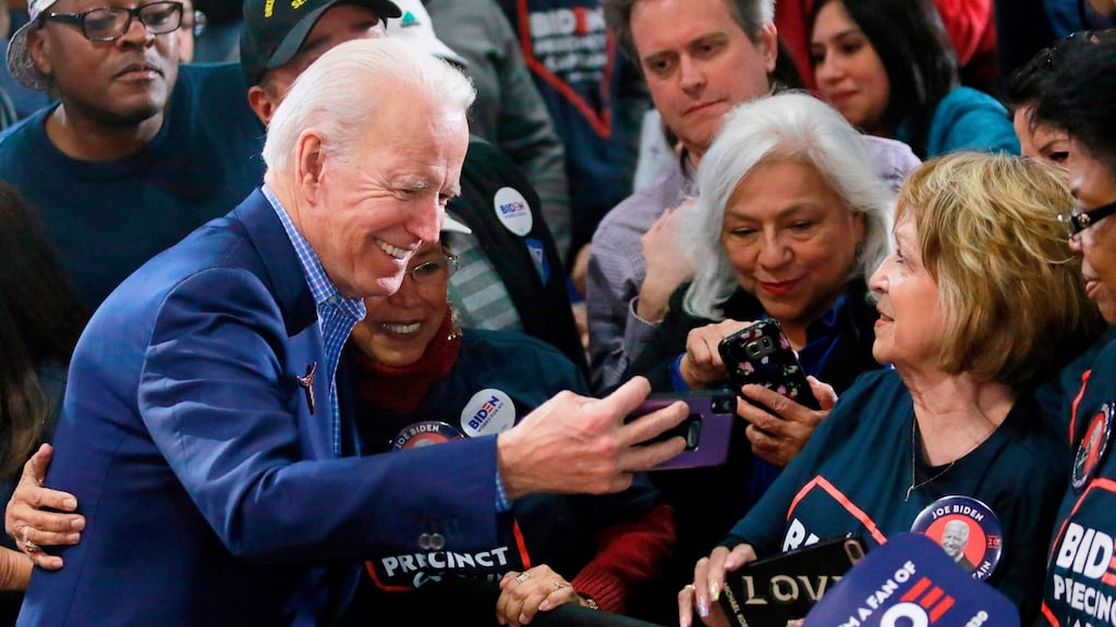 Joe Biden i mbun feachtasaíochta. Grianghraf: Ronda Churchill/Getty
