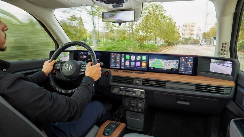 Inside the cabin the Honda e is a technological showcase. Five digital displays stretch across the full width of the dash. Connectivity is impressive too with Honda’s integrated artificial intelligence at its core.