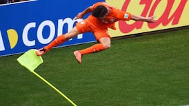 Dutch strike late twice to cruelly deny Mexico