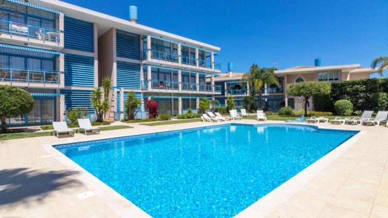 This well-equipped apartment in Vilamoura has a spacious terrace