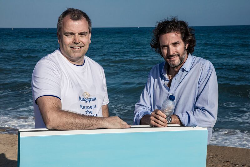 Mike Stenson (left), head of innovation at Kingspan, and Javier Goyeneche, founder of the EcoAlf Foundation with an insulation panel made with recycled plastic bottles. Phototgraph: Vitor Schietti