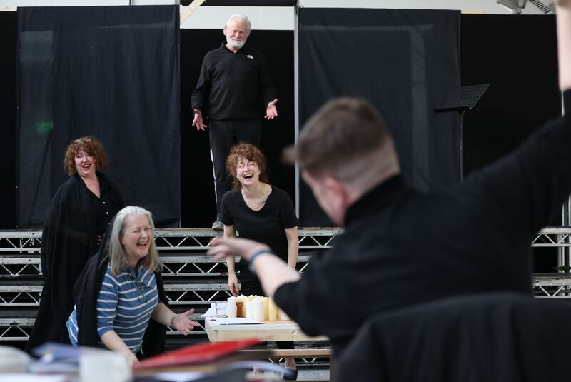 Conor Hanratty, stiúrthóir ‘Na Peirsigh’ leis na haisteoirí Karen Ardiff, Marion O’Dwyer, Caitríona Ní Mhurchú agus Séamus Moran.
Grianghraph: Dara Mac Dónaill