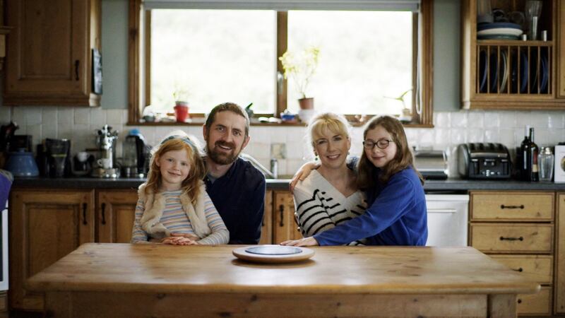 Billy Mag Fhloinn, Muireann Nic Amhlaoibh and children profiled in Dúiseacht