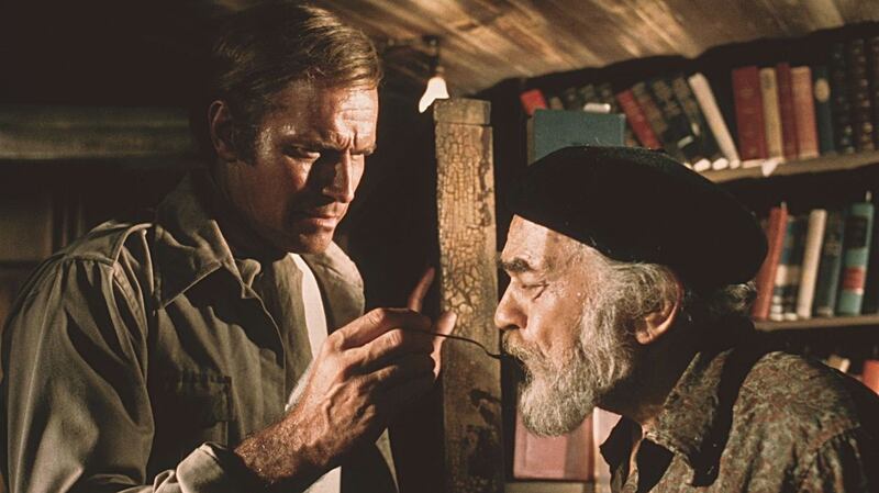 Charlton Heston and Edward G Robinson in Soylent Green (1973)