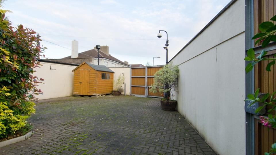 Fianna Fáil have put the property up for sale with an asking price of €595,000