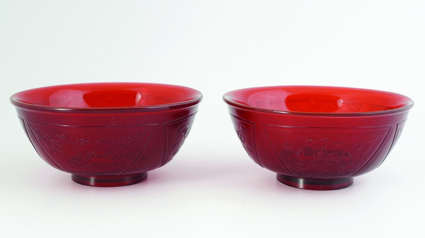 Lot 193, two Chinese Qing Peking glass bowls (€400- €600)