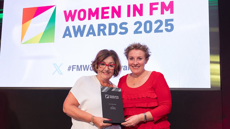 Eileen Slamon, awards judging coordinator, presents the overall leader award to Gill O'Riordan on behalf of Áine Mulcahy, OCS Ireland