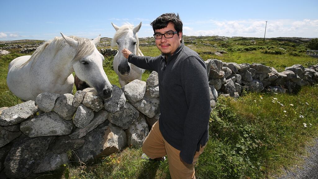 Tahothoratie Cross meeting with Connemara ponies in An Cheathrú Rua. Tahothoratie, who is from the Kanienkehaka (Mohawk) people at the Kahnawake community south of Montreal is studying the Irish language at Acadamh na Gaeilge in An Cheathrú Rua. Grianghraf: Seán Ó Mainnín