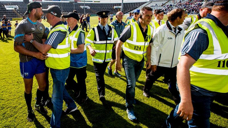 Dan Shanahan confronts the umpires after the game. Photo: James Crombie/Inpho