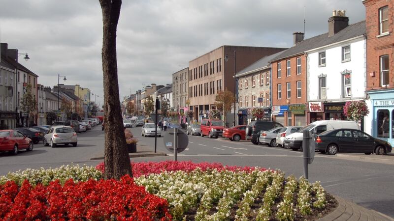 The M4 connects Mullingar with Dublin in the east and Sligo in the west, while a ring road has eased the traffic congestion problems that troubled the town centre in the past