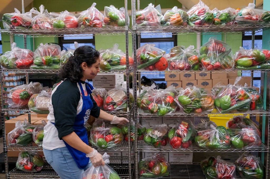 A volunteer sorts donated food items at New York Common Pantry in New York, US, on Friday, as the US government shutdown stretches toward its second month. Photographer: Adam Gray/Bloomberg