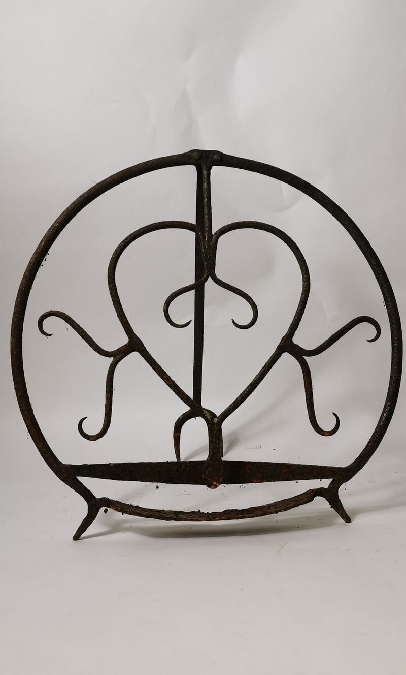 Lot 295: Hardening stand (for oak bread over the hearth) from Co Donegal, €100- €200