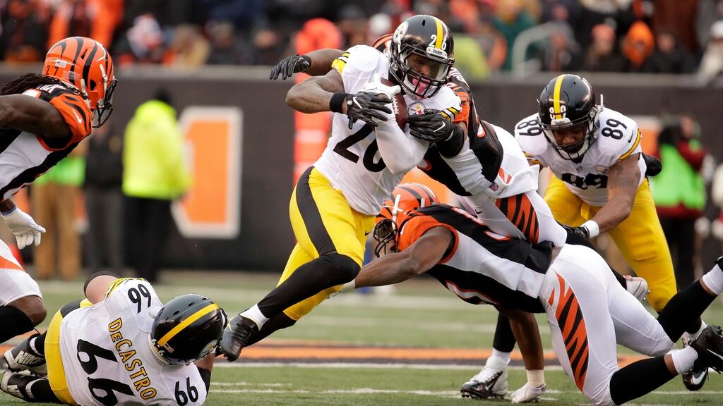 Le’Veon Bell of the Pittsburgh Steelers brakes an attempted tackle against the Cincinnati Bengals at Paul Brown Stadium in Cincinnati, Ohio. Photograph: Andy Lyons/Getty Images