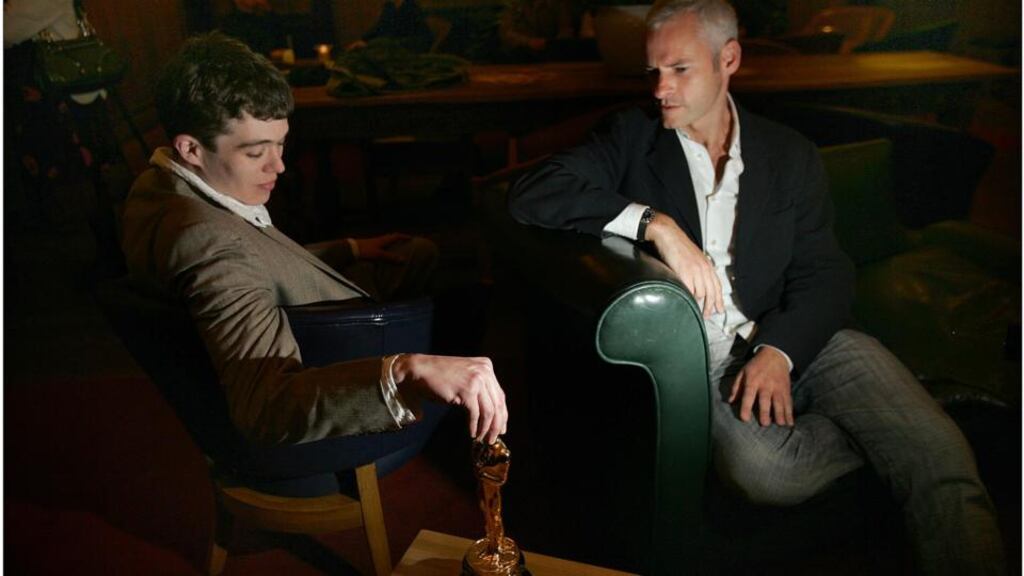 An t-aisteoir Ruaidhri Conroy le Martin McDonagh (ar dheis). Grianghraf: Brenda Fitzsimons/The Irish Times