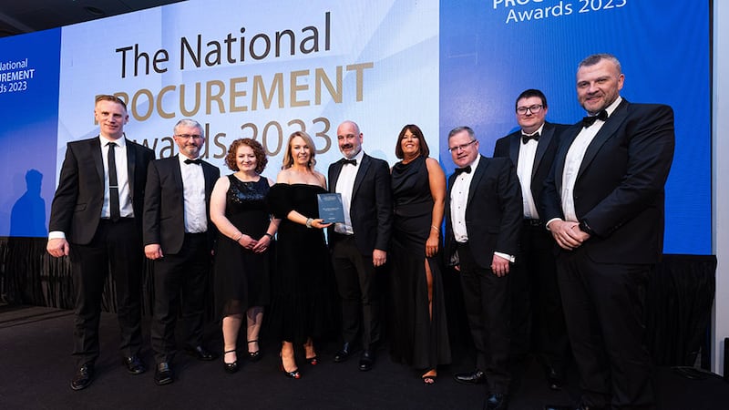 Lisa Murray, sourcing director at Verizon, presents the best supplier relationship management award to the Musgrave team