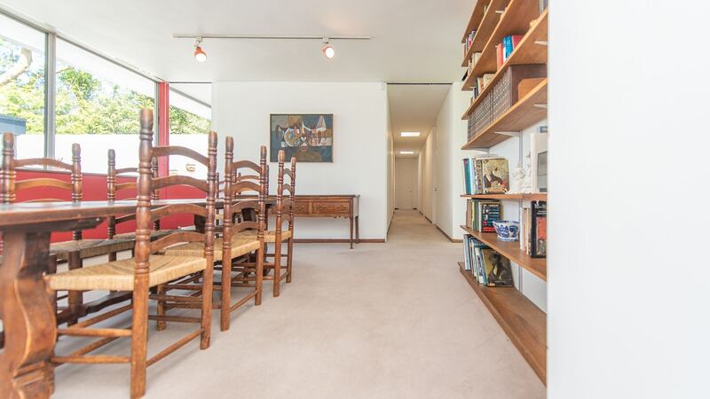 The diningroom with corridor to the kitchen and bedrooms