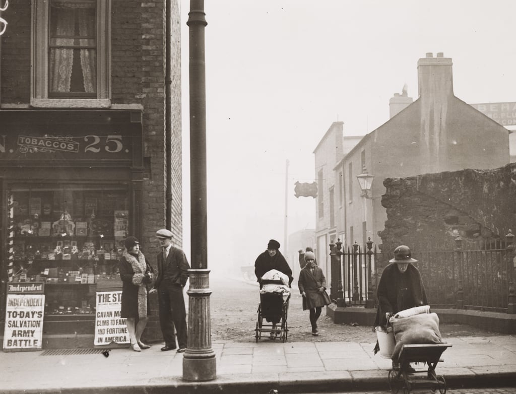 Grianghraf de bhalla na cathrach meánaoiseach i gceantar Margadh an Arbhair i mBaile Átha Cliath, a tógadh sa bhliain 1935. Grianghraf:  Getty Images