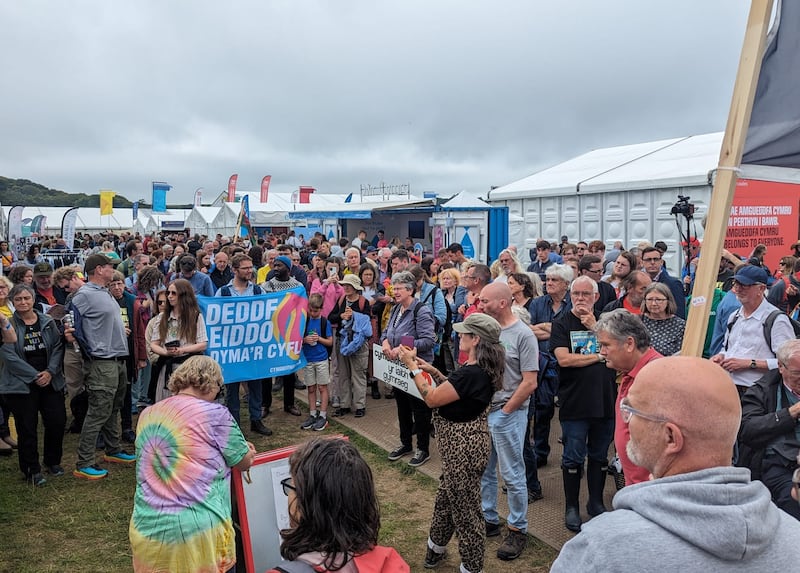 Acht Réadmhaoine - Seo an Deis Grianghraf - Cymdeithas yr Iaith.