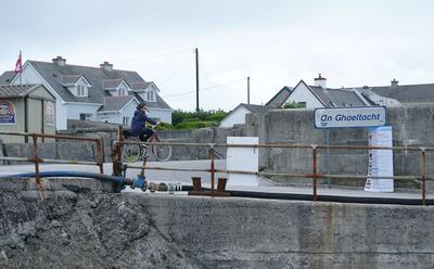 Brúitear uisce ón gcéibh chuig ionad cóireála atá i lár an oileáin. Grianghraf: Enda O'Dowd.