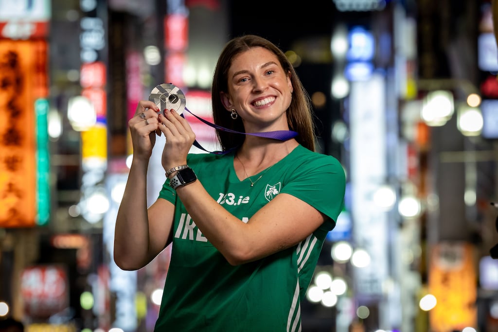 Kate O’Connor ag ceiliúradh tar éis di an bonn airgid a bhuachan san heaptatlan. Grianghraf: INPHO/Morgan Treacy