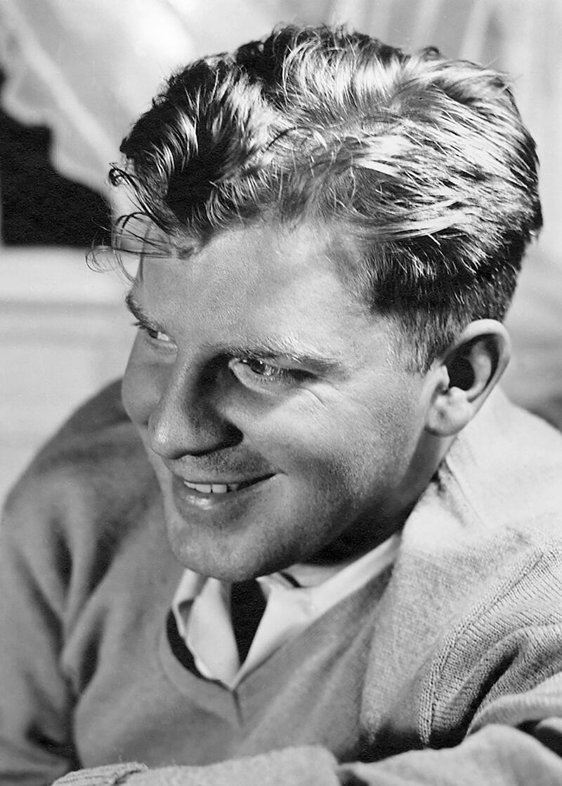 In an image provided by Kazik Pazovski, Robert E. .McGinnis, the prolific illustrator of movie posters and book covers, in the 1950s. McGinnis, whose lusty, photorealistic artwork of curvaceous women adorned more than 1,200 pulp paperbacks, as well as classic movie posters, died at home in Old Greenwich, Conn. on March 10, 2025. He was 99. (Kazik Pazovski via The New York Times) — NO SALES; FOR EDITORIAL USE ONLY WITH OBIT MCGINNIS by GABRIEL of APRIL 17, 2025. ALL OTHER USE PROHIBITED —