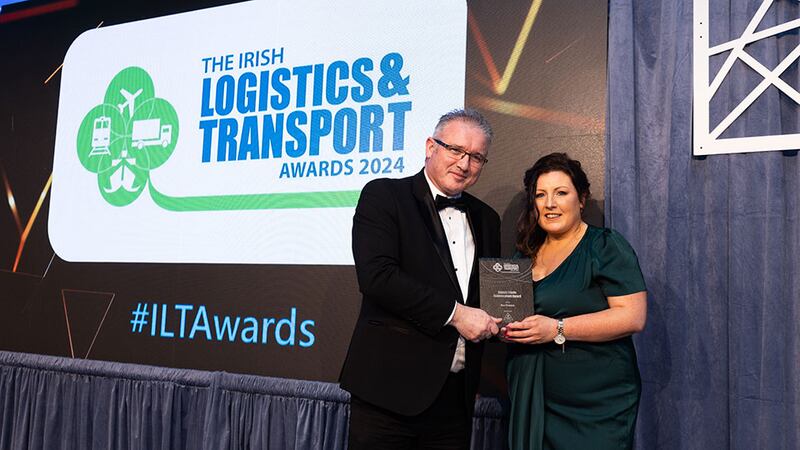 Mike Fitzpatrick, general manager of ISM Recruitment presents the supply chain achievement award to Sandra Carroll, Bus Éireann