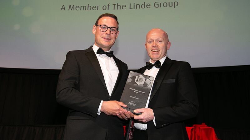 Alf Gregg, Commercial Director, SteriTech, presents the COVID-19 Crisis Response Award to Sean Hourihan, BOC Gases Ireland.