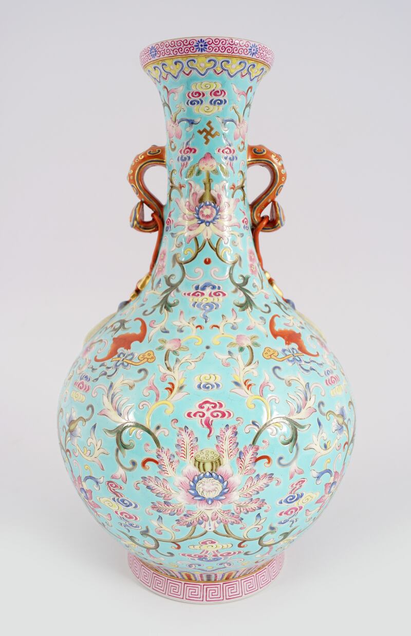 Lot 61 Chinese Qing vase €20,000- 30,000