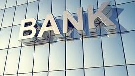 Wall St drops as JP Morgan leads bank stocks lower