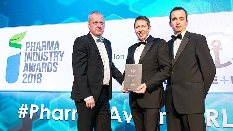Andreas Bieringer, Managing Director, BOC Gases presents the Pharma Research Centre of the Year award to John Milne & Killian O'Driscoll, NIBRT.