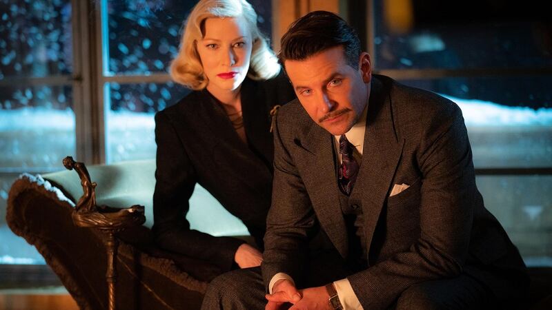 Cate Blanchett and Bradley Cooper in Nightmare Alley