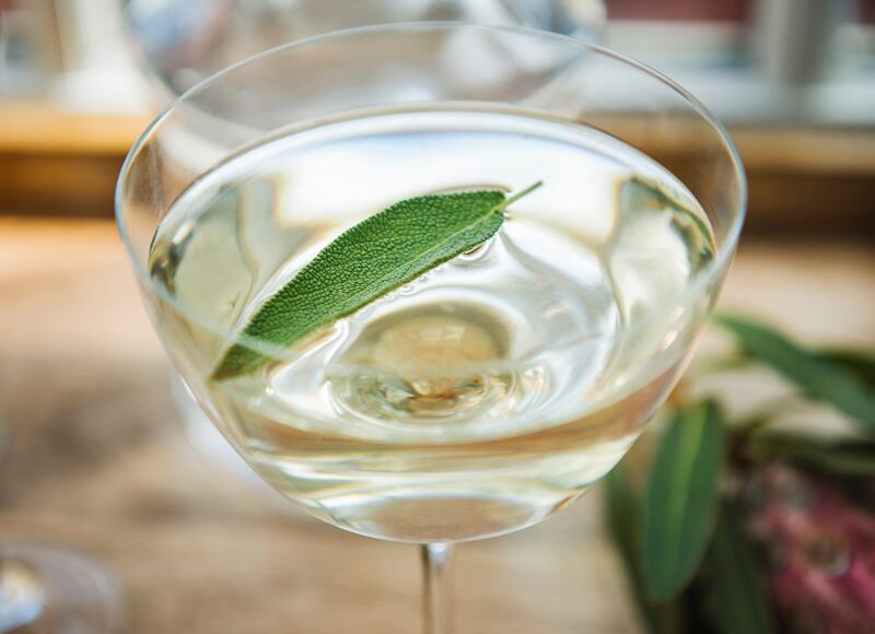 Champagne cocktail with sage garnish: For home bartenders, less is often more – you’ll achieve more wow factor with a simple garnish prepared with care than an extravagant one made poorly